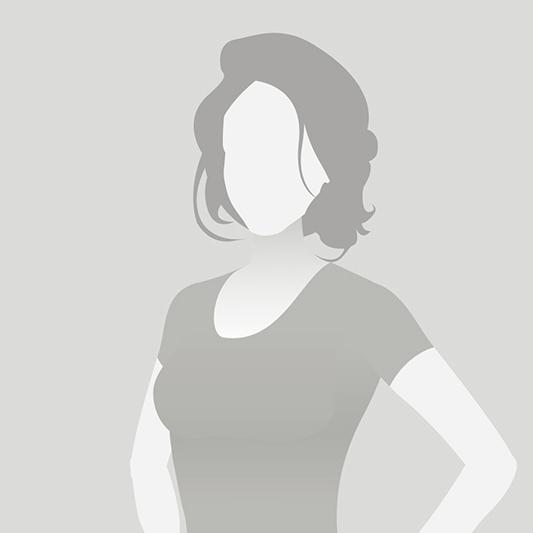 Graue Silhouette einer Frau in einem T-Shirt, die mit verschränkten Armen frontal steht.