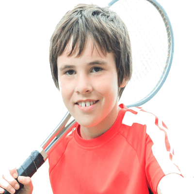 Junge mit braunen Haaren h&auml;lt einen Tennisschl&auml;ger &uuml;ber der Schulter, tr&auml;gt ein rotes Sportshirt.