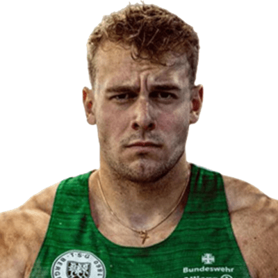 Mann mit kurzem Haarschnitt und entschlossenem Gesichtsausdruck in einem gr&uuml;nen Sporttrikot der Bundeswehr.
