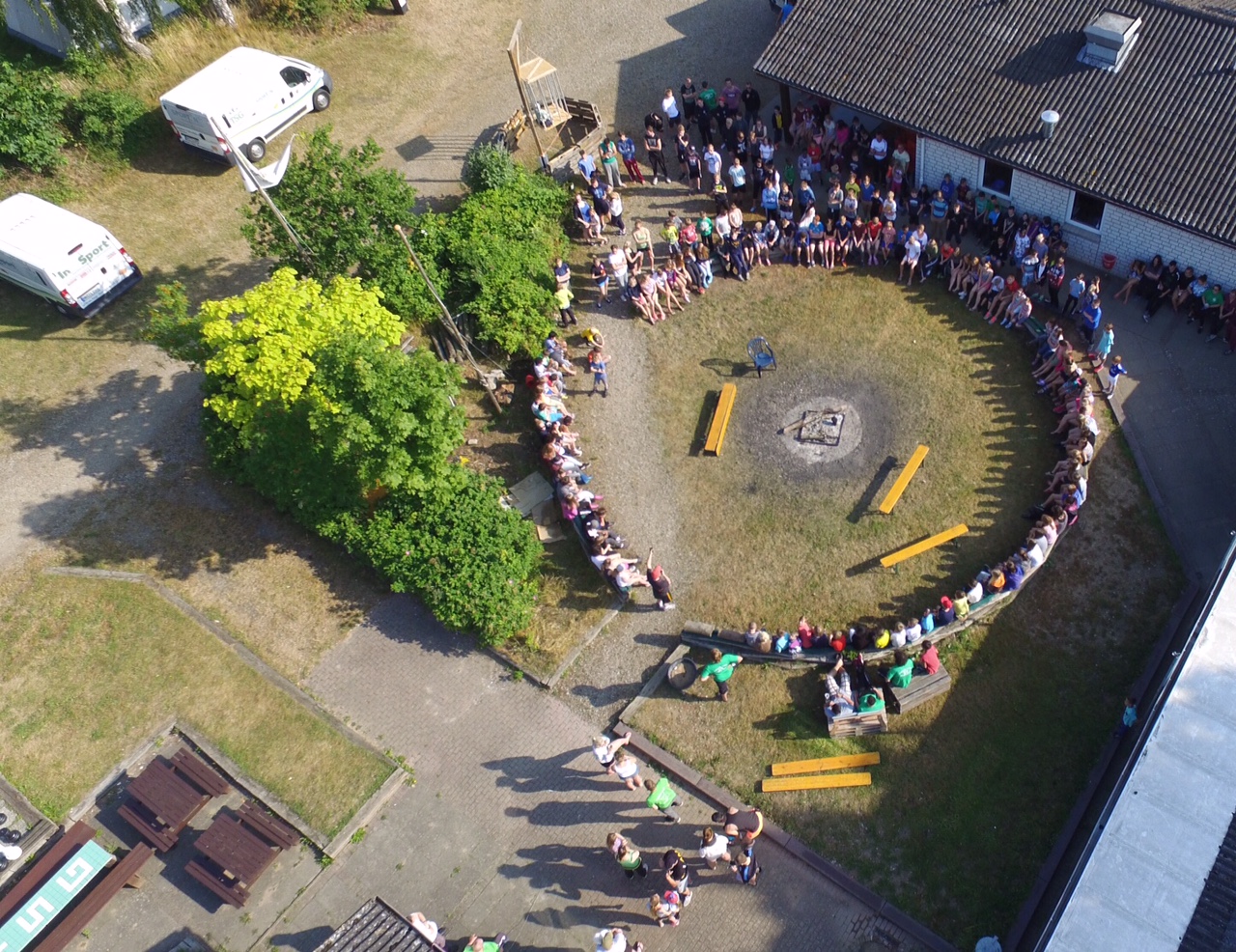 Menschen von oben die in einem Kreis sitzen